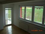 dnevni prostor z izhodom na manj%u0161i balkon